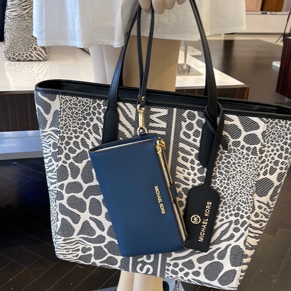 MICHAEL KORS LARGE DOUBLE ZIP WRISTLET WALLET PHONE CASE 
Navy NWT - Picture 4 of 16